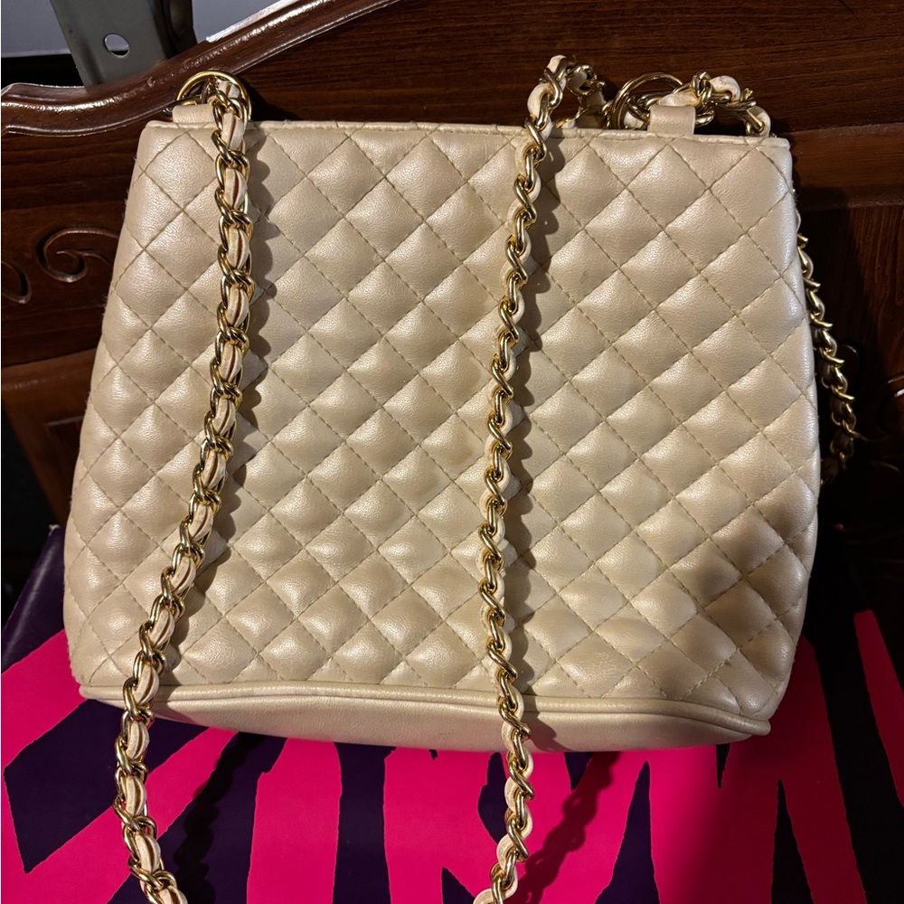 Women’s Amanda Smith Elegant Quilted Chain Shoulder Bag - Cream - Picture 1 of 4